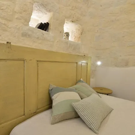 Trulli Petralma * تْشيستيرنِنو